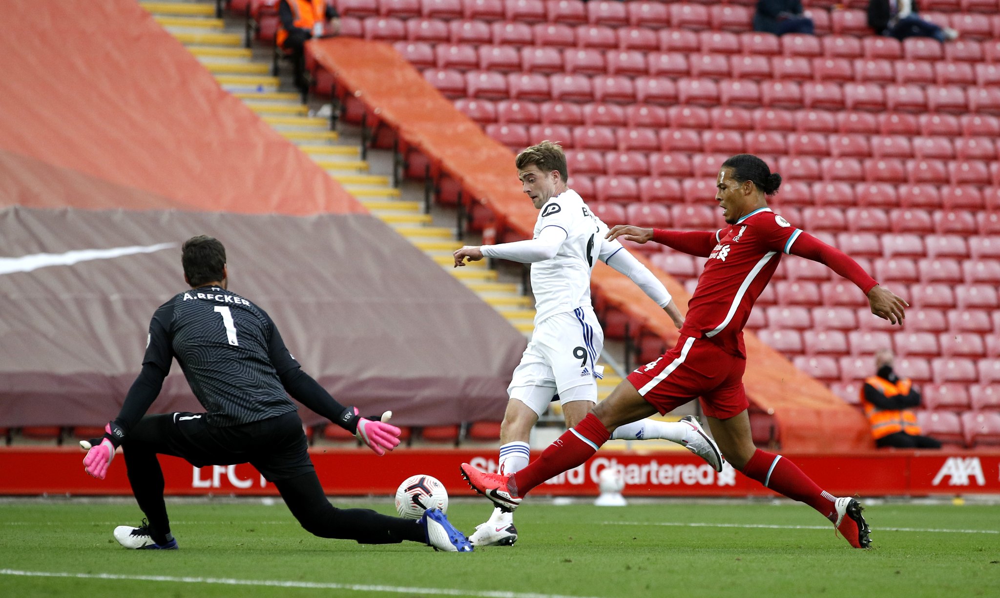 带着游客在冰天雪地里蹦迪 来看看“左右哥”的“冰雪奇缘”.